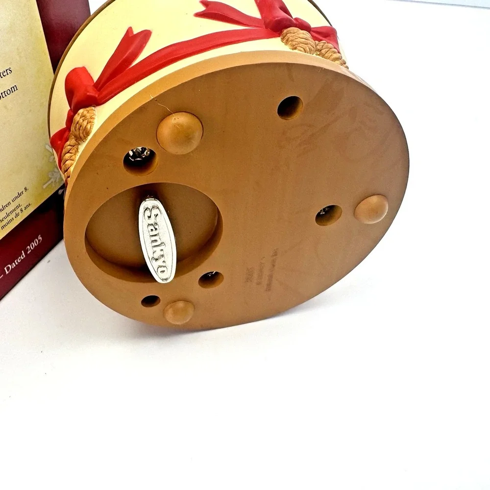 Hallmark Keepsake Ornament Getting Ready For Christmas Winnie the‎ Pooh-2005-NEW